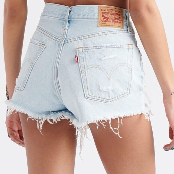 Light wash Levi shorts - Picture 5 of 10